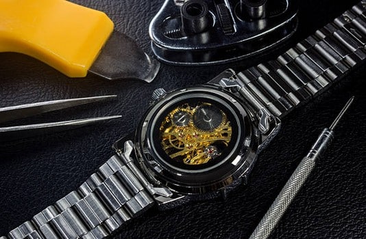 Comment nettoyer une montre en acier ?