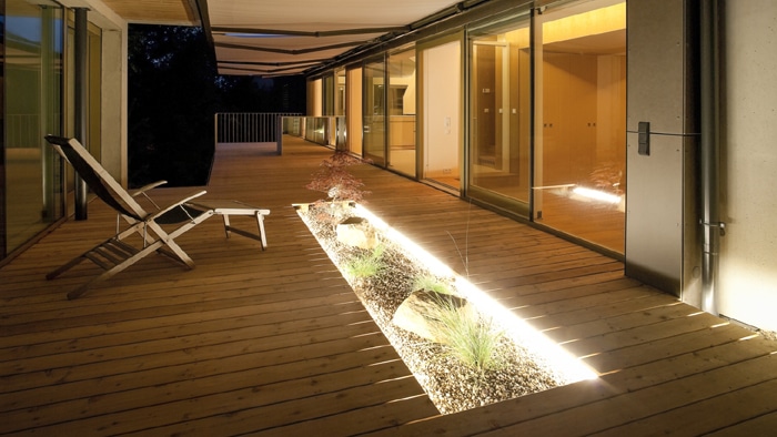 Terrasse en bois avec un store extérieur