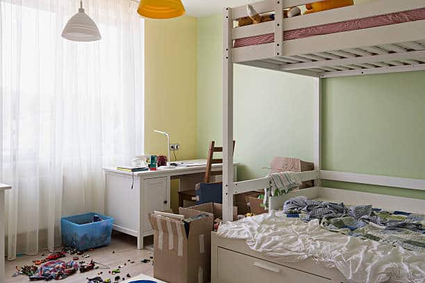 Chambre d'enfant avec des jouets éparpillés par terre