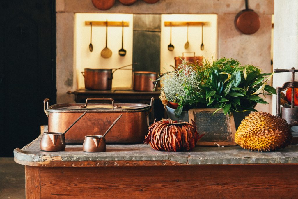 Un cuisine ancienne avec des casseroles et ustensiles en cuivre