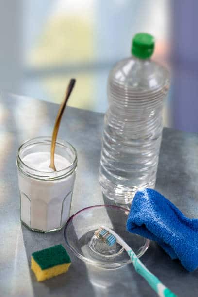 Ingrédients (vinaigre balnc, sucre) pour nettoyer lèche frites gras du four