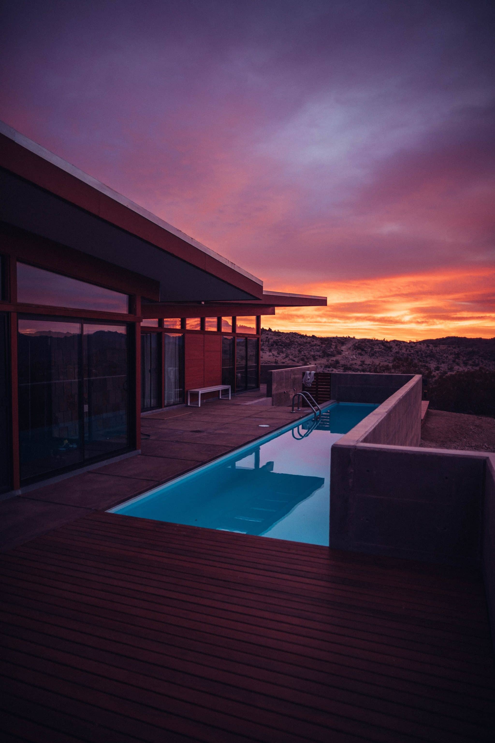 Belle terrasse en carrelage avec grande piscine