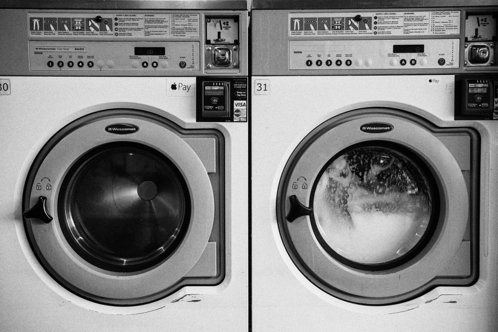 Deux machines à laver côte à côte