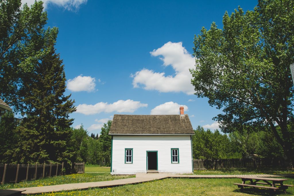 Une petite maison blanche