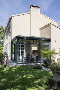 Veranda verte sur une maison blanche