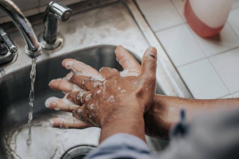 enlever silicone sur les mains